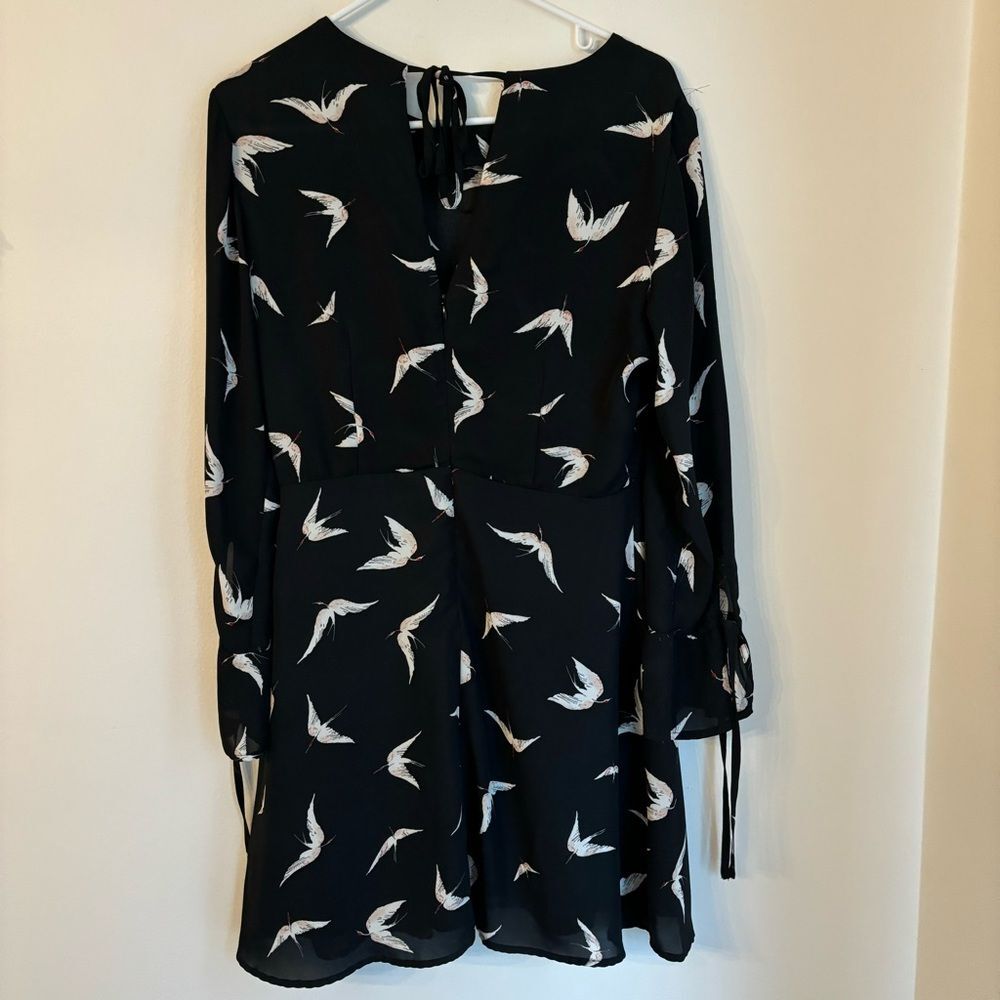 Dynamite Women’s Swallow Bird long tie sleeve scoop neck dress size medium EUC!